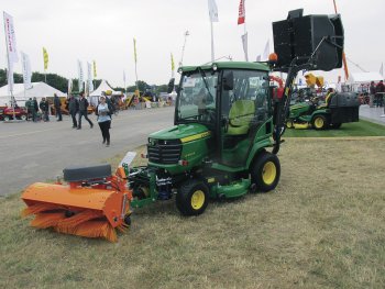 John Deere: Žací traktor X950R