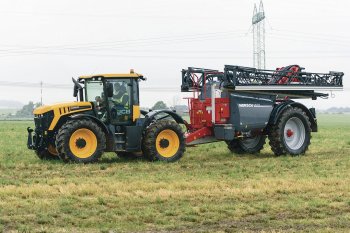 Traktor JCB Fastrac 4220 se dokonale hodí pro širokou škálu aplikací od orby, dopravy až po provoz v živočišné výrobě