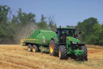 Lis jezdí v agregaci s traktorem John Deere 7230R