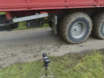 Obr. 4: Umístění hlukoměru u kraje vozovky měření hluku projíždějící soupravy