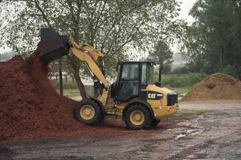 Cat 908M se díky svým vlastnostem hodí jak do zemědělství, tak do komunálu.