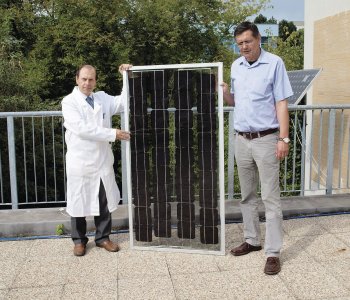 Obr. 10: Oboustranný PV panel s PV články zapouzdřenými do polysiloxanového gelu