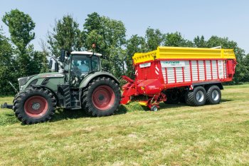 Víceúčelový senážní vůz Torro Combiline vybavený automatickou bruskou